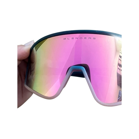 Blenders Destiny Love Polarized Shield Sunglasses Blue Pink Mirror Lens no case main image 15